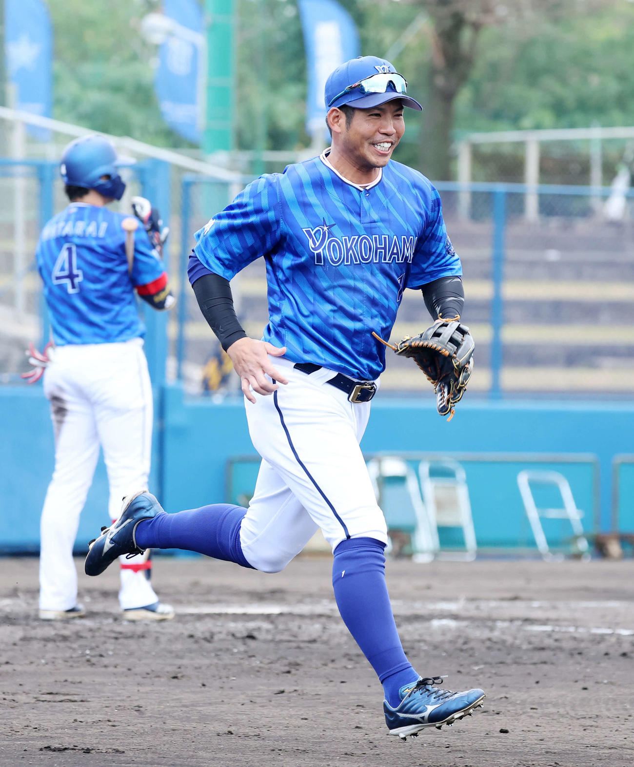 紅白戦　外野手が足らず笑顔で守備位置に向かうDeNA紅組桑原（撮影・鈴木正人）