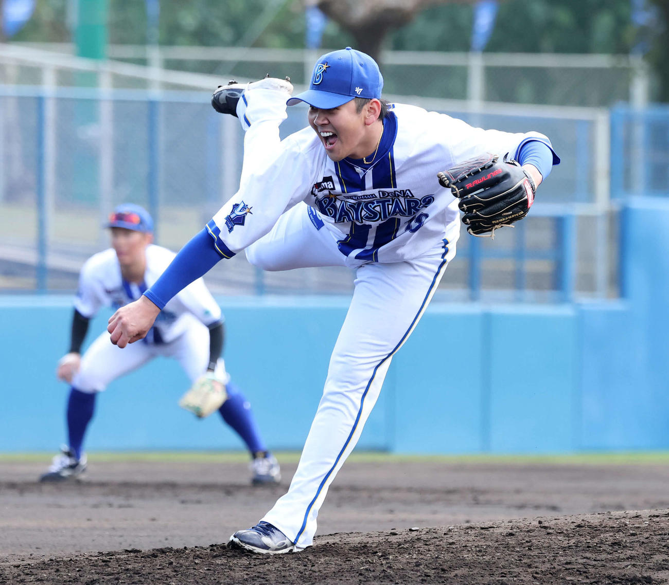 紅白戦　力投するDeNA白組2番手の山崎（撮影・鈴木正人）