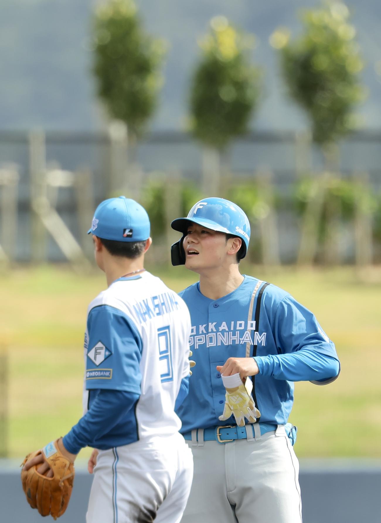紅白戦　4回表紅組2死、中二塁打を放つ日本ハム清宮幸（撮影・河田真司）