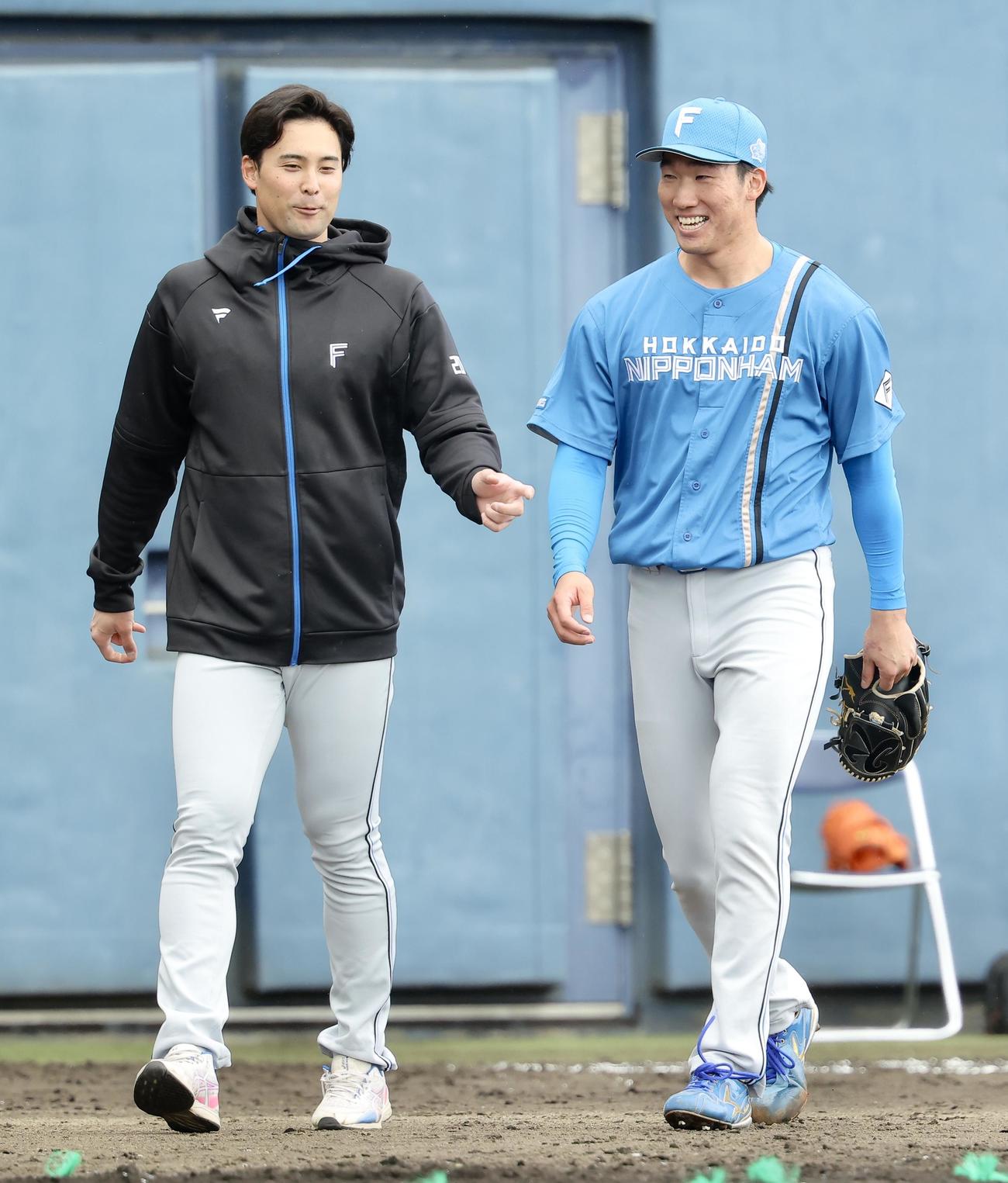 紅白戦　5回裏を抑え、細野晴希（左）と言葉を交わす清宮虎（撮影・河田真司）
