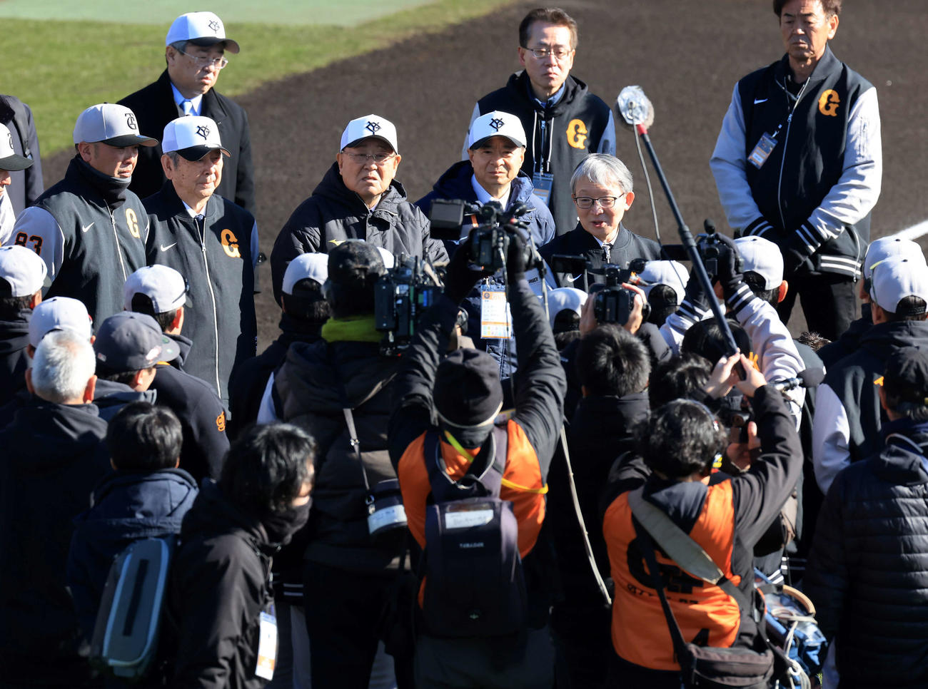 キャンプ7日目、練習前、円陣で訓示する巨人山口オーナー（右）。左は阿部監督（撮影・浅見桂子）