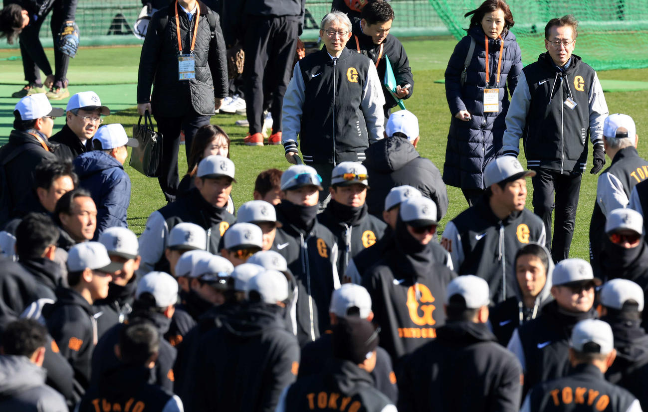 キャンプ7日目、視察に訪れ選手のもとに向かう巨人山口オーナー（中央）（撮影・浅見桂子）