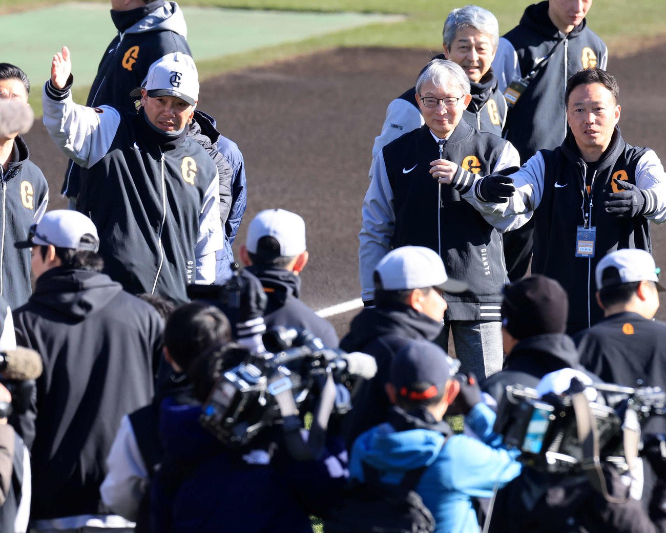キャンプ7日目、視察に訪れた巨人山口オーナー（右から2人目）のもとに集まるよう指示する阿部監督（左）（撮影・浅見桂子）
