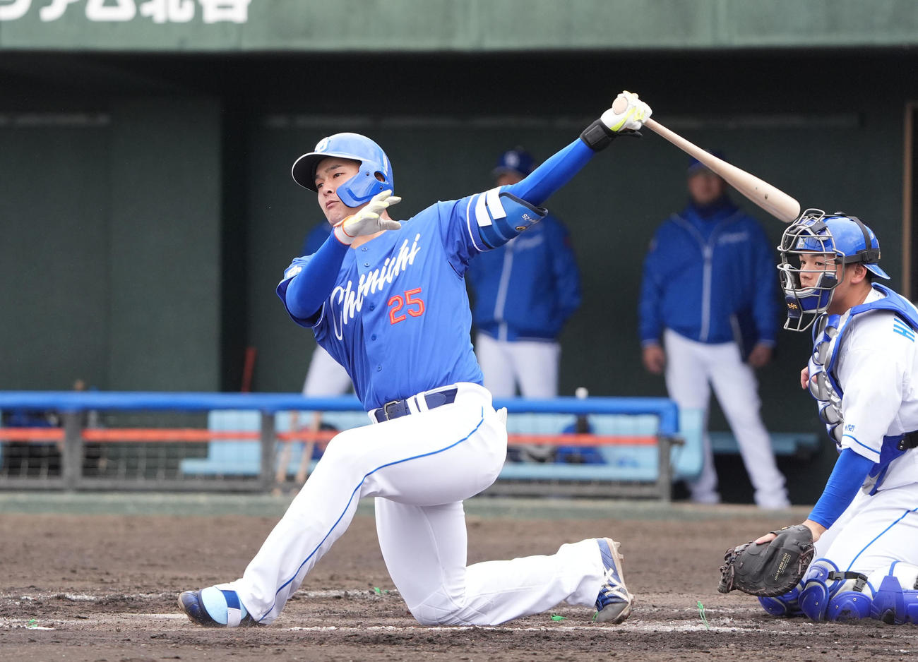 紅白戦4回表1死三塁、左適時打を放つ石川昂（撮影・森本幸一）