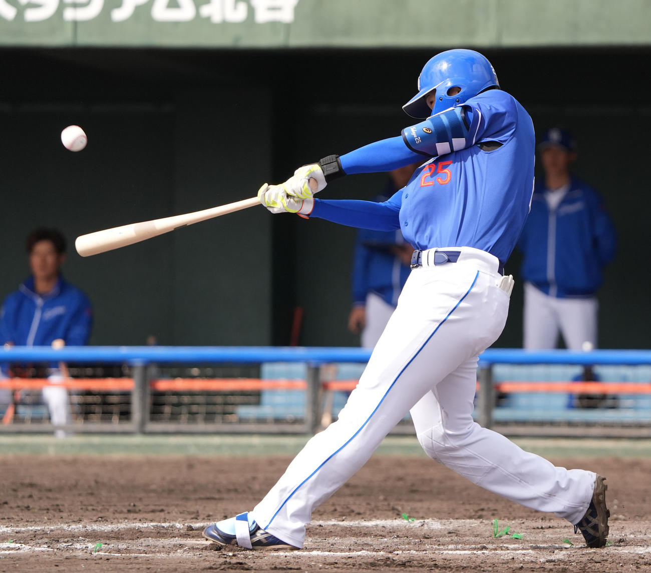 紅白戦3回表無死一塁、左越え2点本塁打を放つ石川昂（撮影・森本幸一）