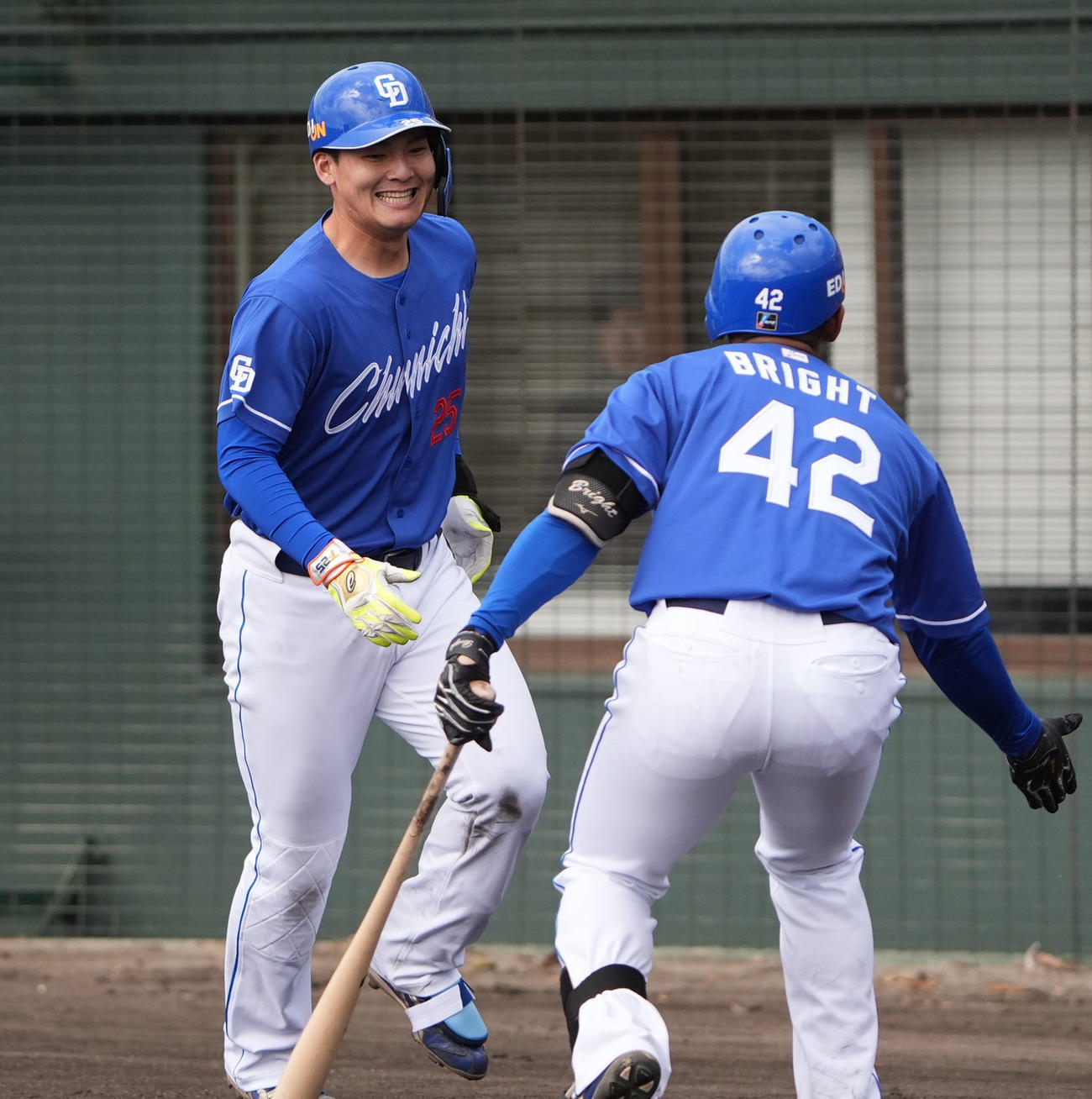 紅白戦3回表無死一塁、左越え2点本塁打を放ち笑顔でタッチを交わす石川昂（左）（撮影・森本幸一）