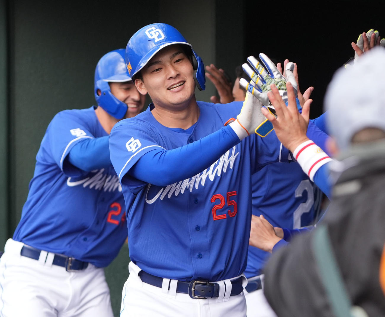 紅白戦3回表無死一塁、左越え2点本塁打を放ち笑顔でタッチを交わす石川昂（左から2人目）（撮影・森本幸一）