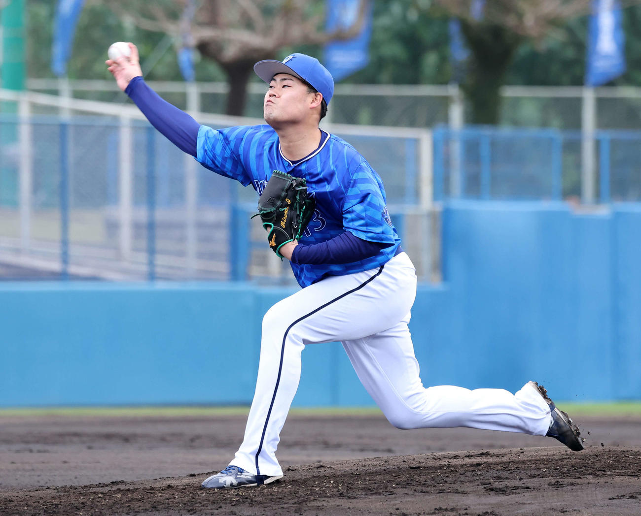 紅白戦　力投するDeNA紅組先発の伊勢（撮影・鈴木正人）