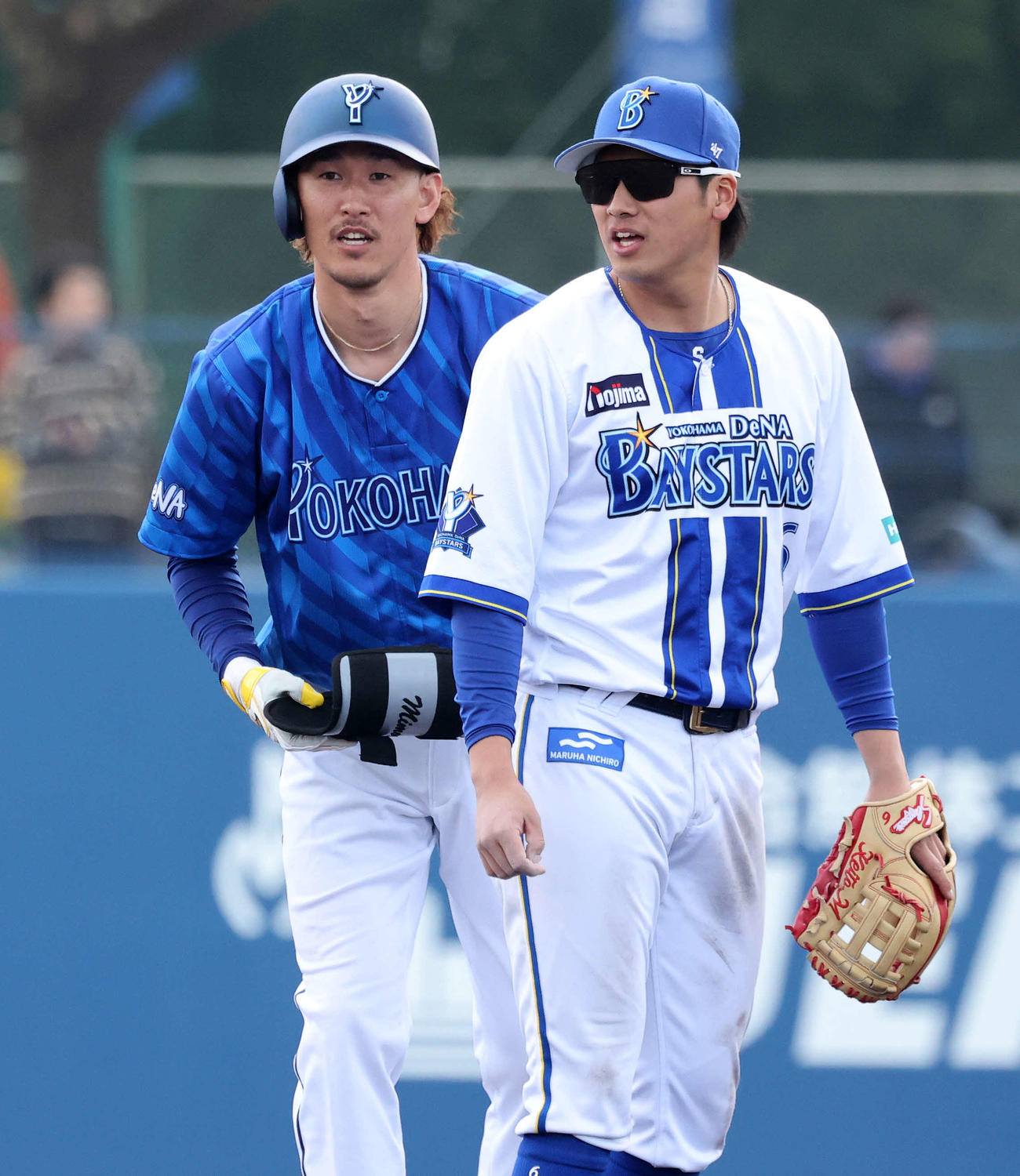 紅白戦　6回表DeNA紅組無死二塁、三森（左）は右越え適時二塁打を放つ（撮影・鈴木正人）