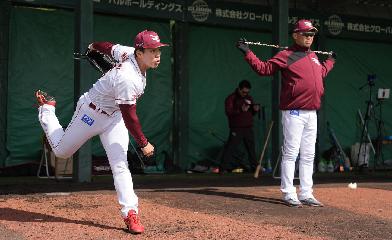 ブルペンで投球する楽天中込。右は三木監督（撮影・鈴木みどり）