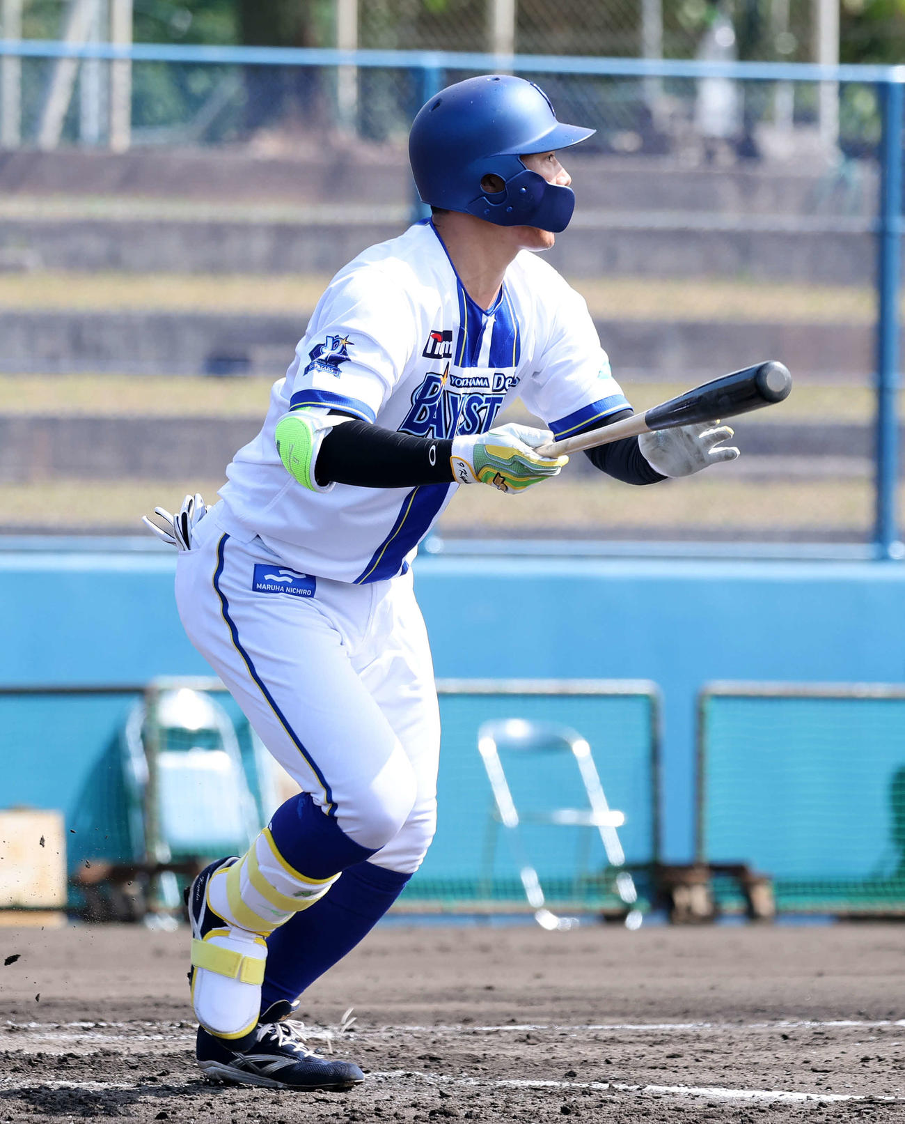 紅白戦　3回裏DeNA白組無死、京田は右前打を放つ（撮影・鈴木正人）