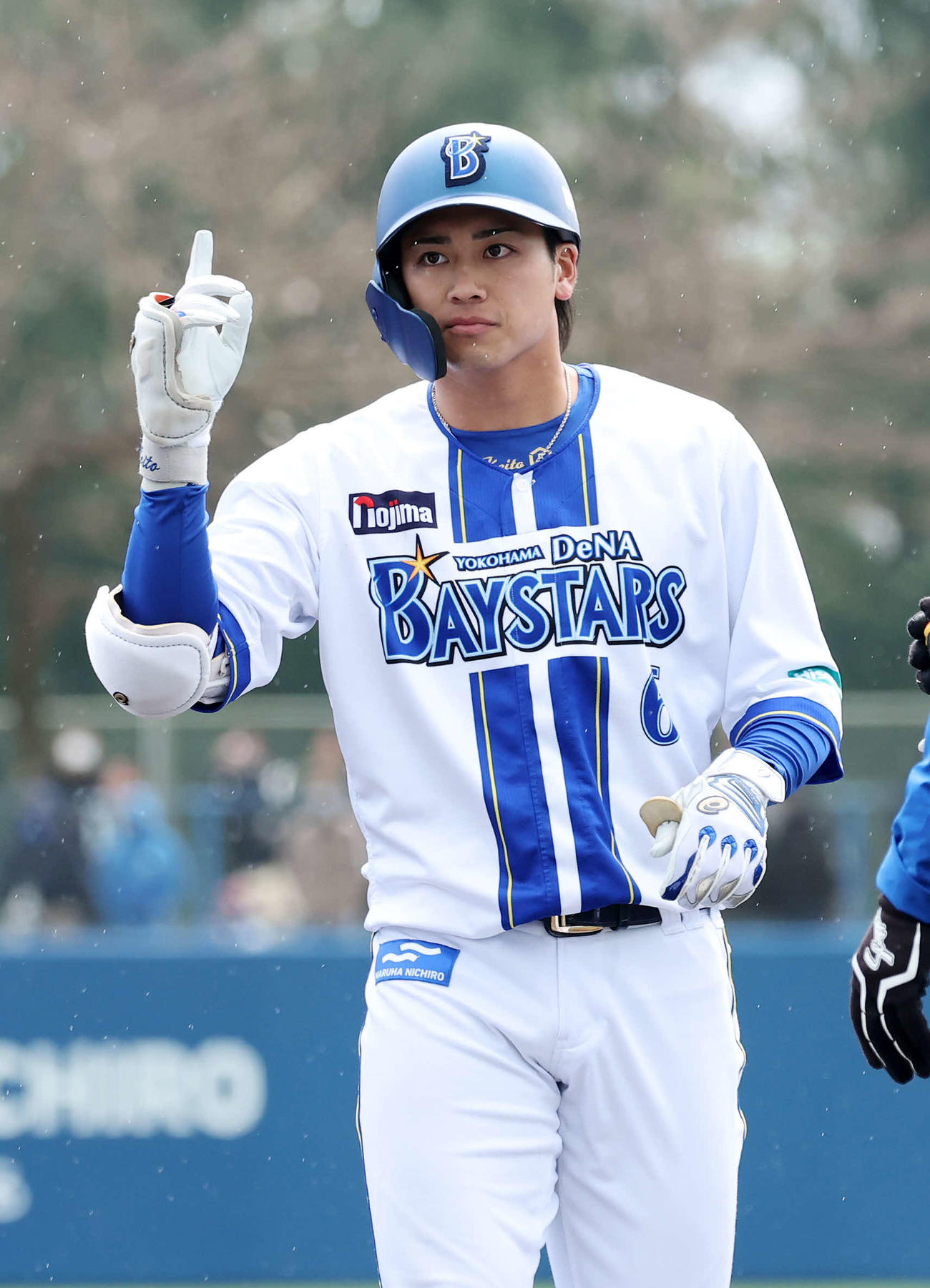 紅白戦　2回裏DeNA白組1死二、三塁、森敬は左前適時打を放ち声援に応える（撮影・鈴木正人）
