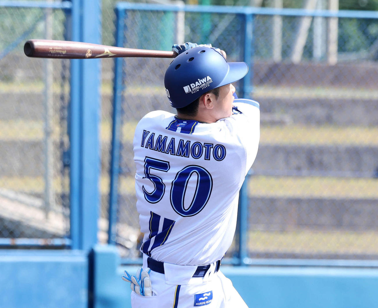 紅白戦　3回裏DeNA白組無死一塁、山本は左越え2点本塁打を放つ（撮影・鈴木正人）