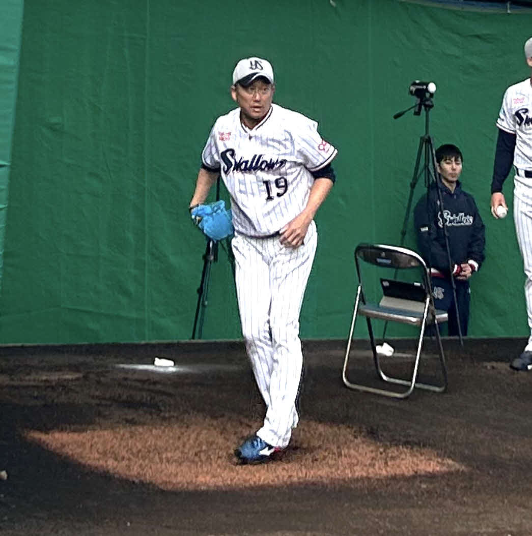 ブルペンで古田臨時コーチに球を受けてもらうヤクルト石川