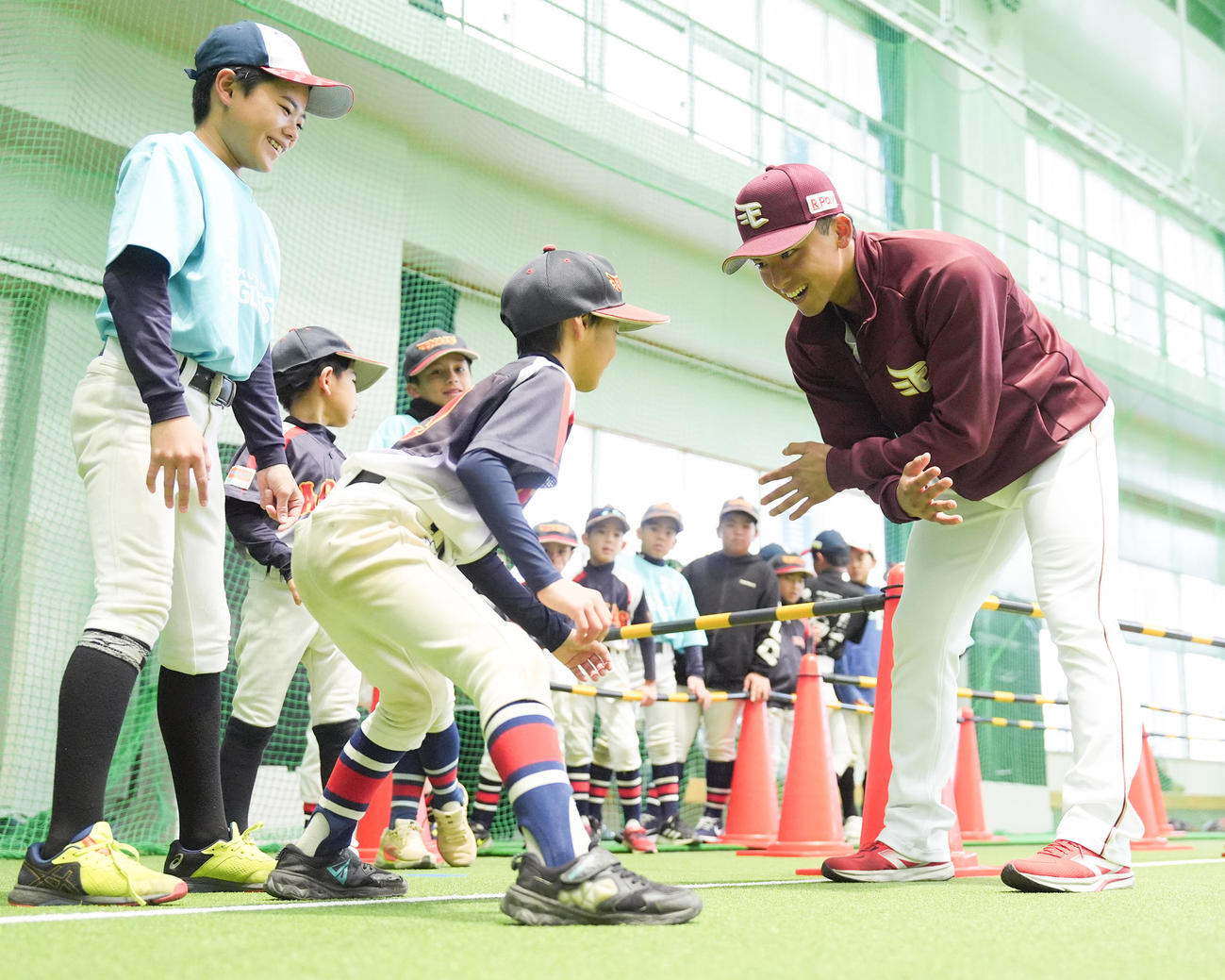 ふれあいイベントで、子供たちと笑顔を見せる楽天宗山（撮影・鈴木みどり）