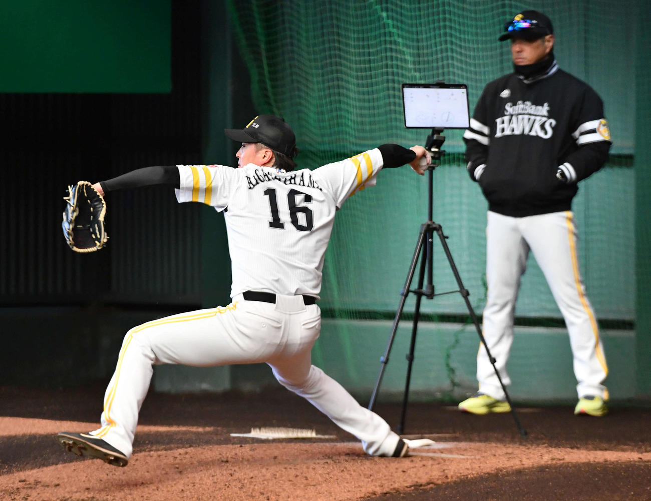 小久保監督（右）が見守る前で投げ込むソフトバンク東浜（撮影・岩下翔太）