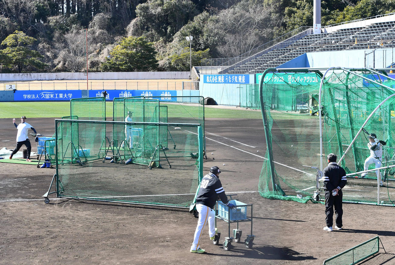 フリー打撃でバンデンハーク氏と対戦する栗原（右）と、見つめるソフトバンク小久保監督（中央）（撮影・岩下翔太）