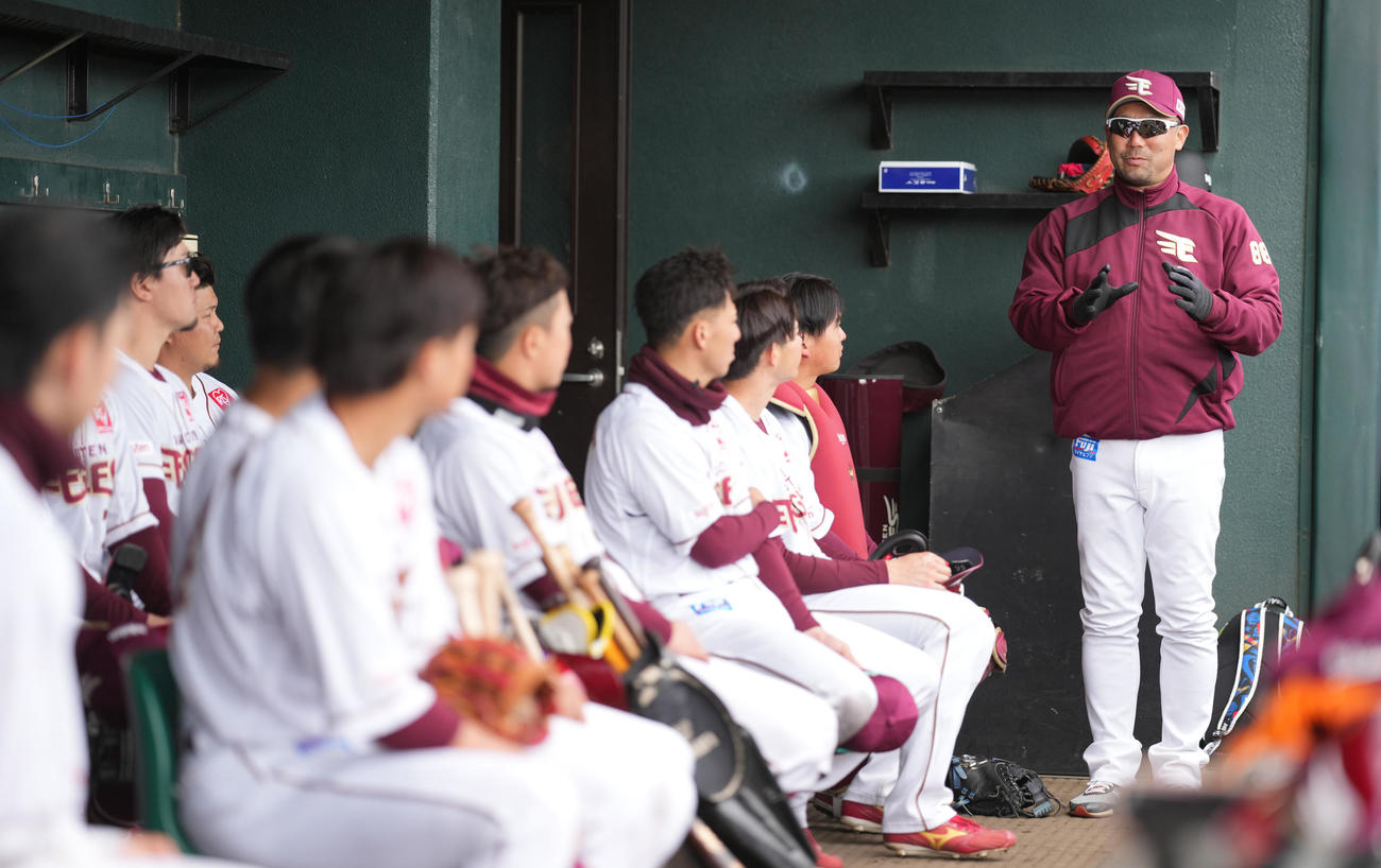 選手に話をする楽天三木監督（撮影・鈴木みどり）