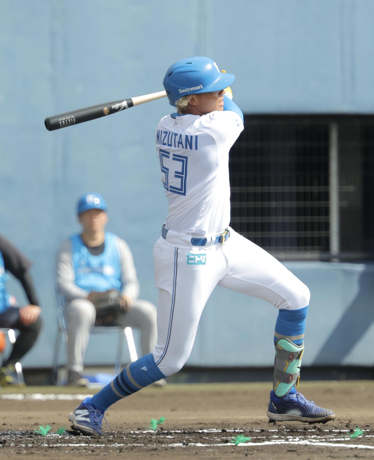 紅白戦　1回裏白組無死、左前打を放つ水谷（撮影・河田真司）