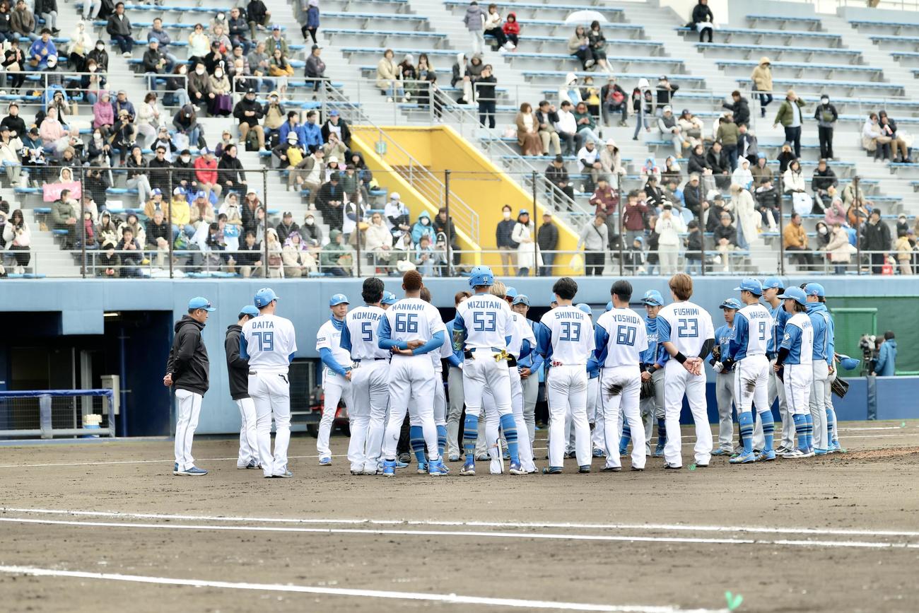 紅白戦　紅白戦を終え、円陣を組む日本ハムの選手たち（撮影・河田真司）