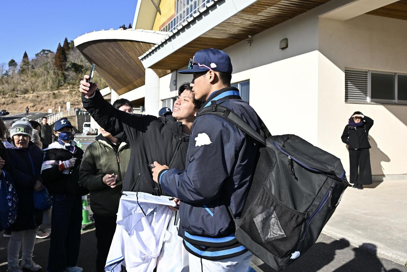 ファンサービスに応じる西武羽田（撮影・滝沢徹郎）