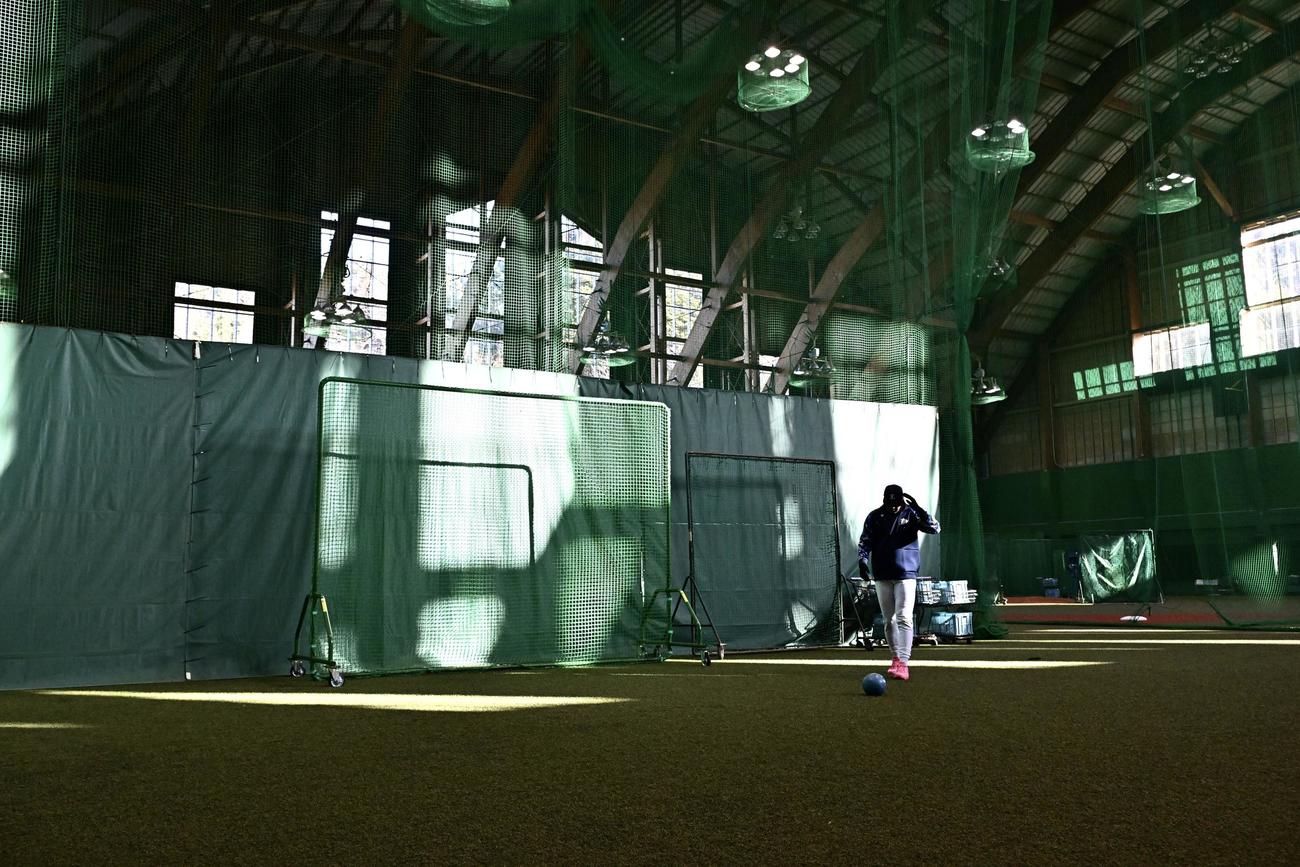 誰も居ない室内練習場で早出でトレーニングする西武高橋＝2025年2月8日
