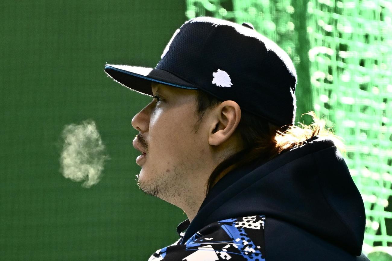 早出でトレーニングする西武高橋の息が寒さで白くなる（撮影・滝沢徹郎）