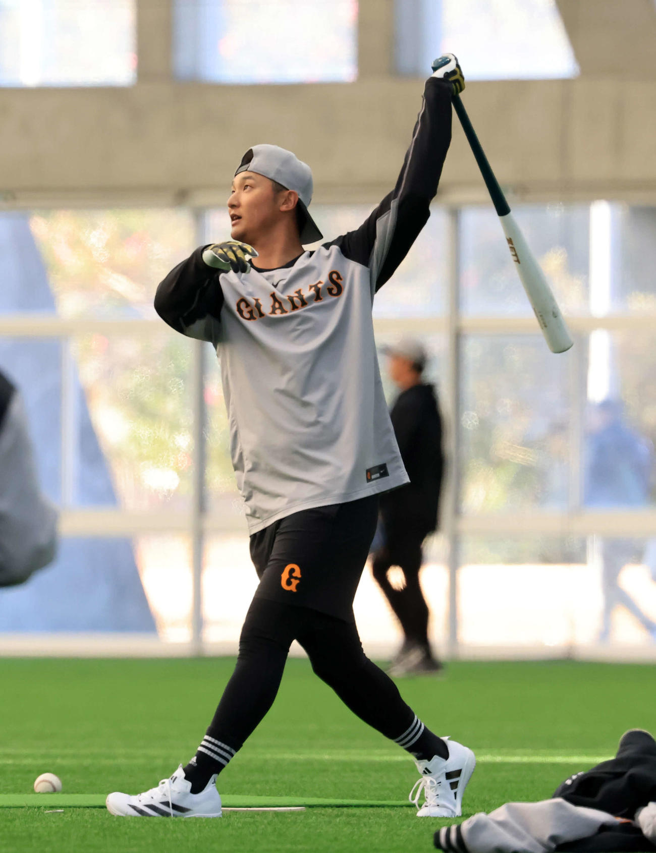 キャンプ7日目、居残りティー打撃で右打ちする巨人吉川（撮影・浅見桂子）