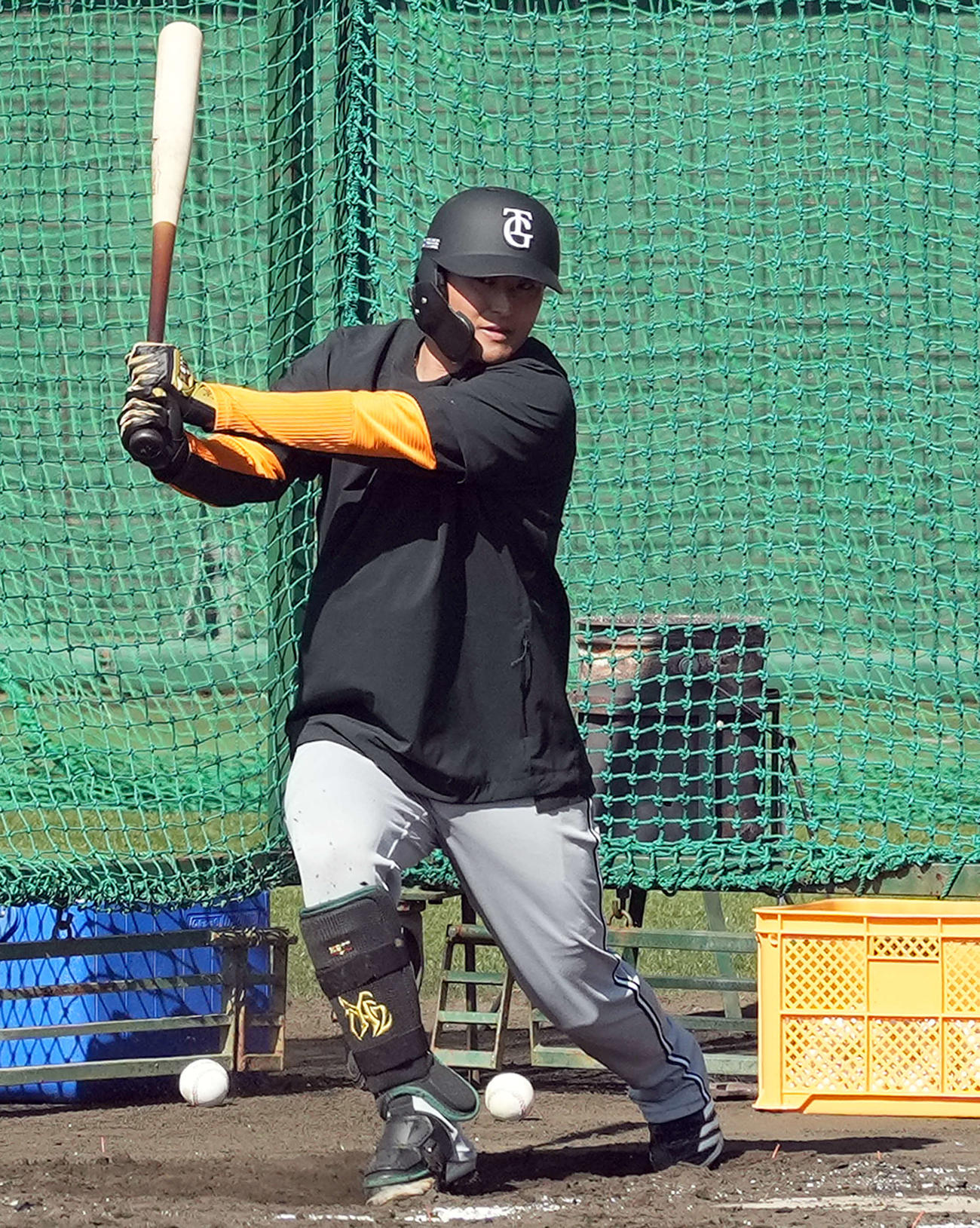フリー打撃で打球の行方を見る巨人吉川（撮影・たえ見朱実）