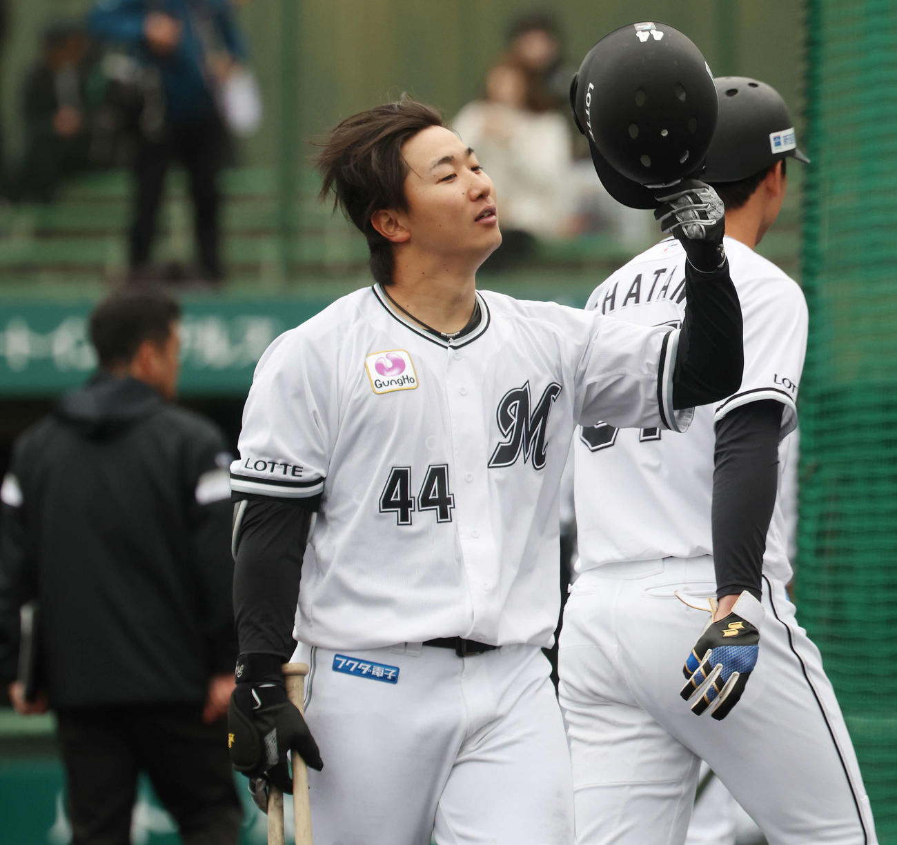 ライブBPを終えヘルメットを脱ぐロッテ宮崎（撮影・宮地輝）