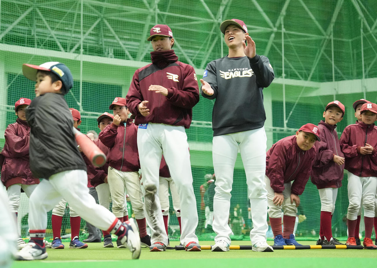 ふれあいイベントで子供のティー打撃に拍手を送る楽天辰己（中央右）と武藤（同左）（撮影・鈴木みどり）