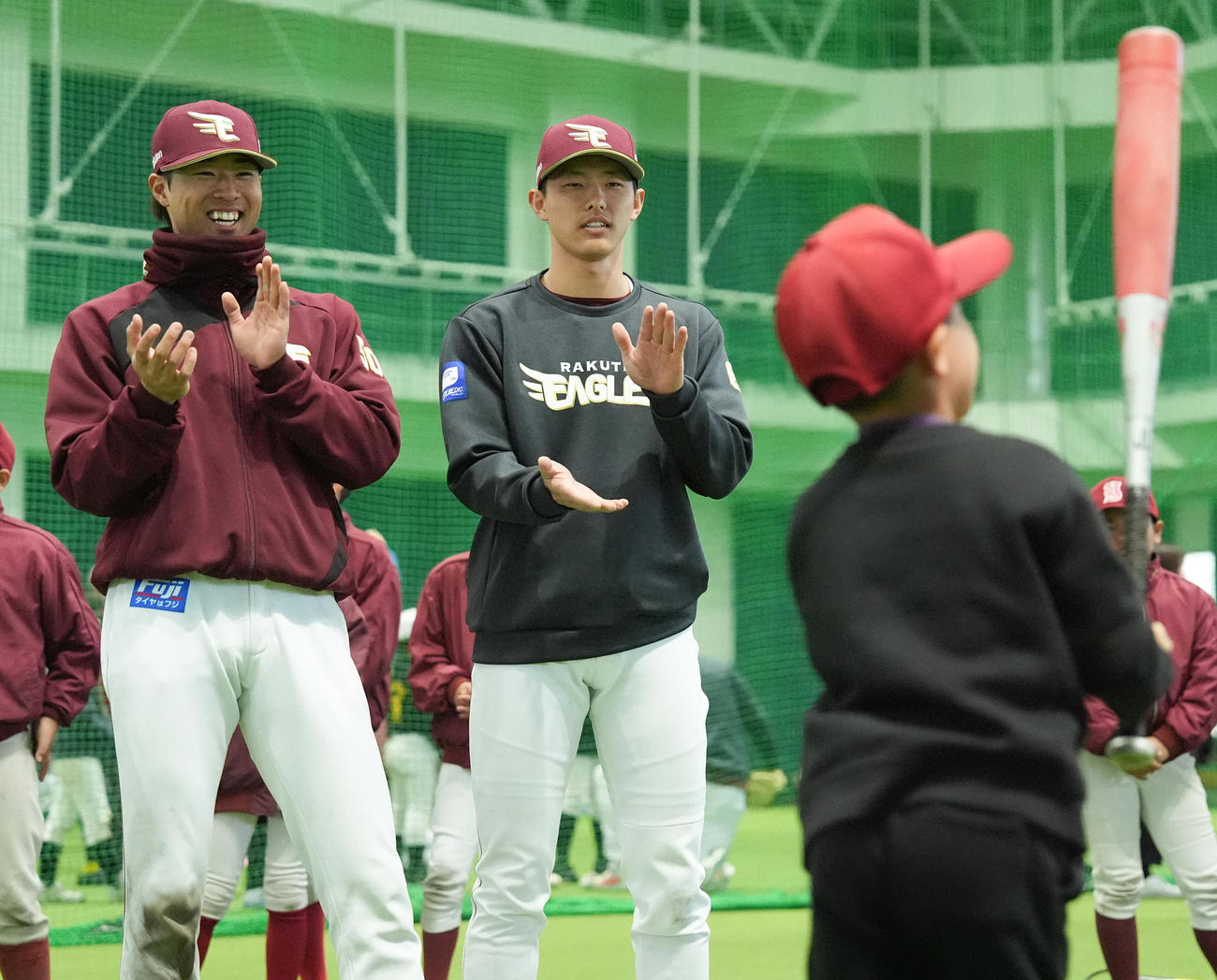 ふれあいイベントで子供のティー打撃に拍手を送る楽天辰己（中央）と武藤（撮影・鈴木みどり）