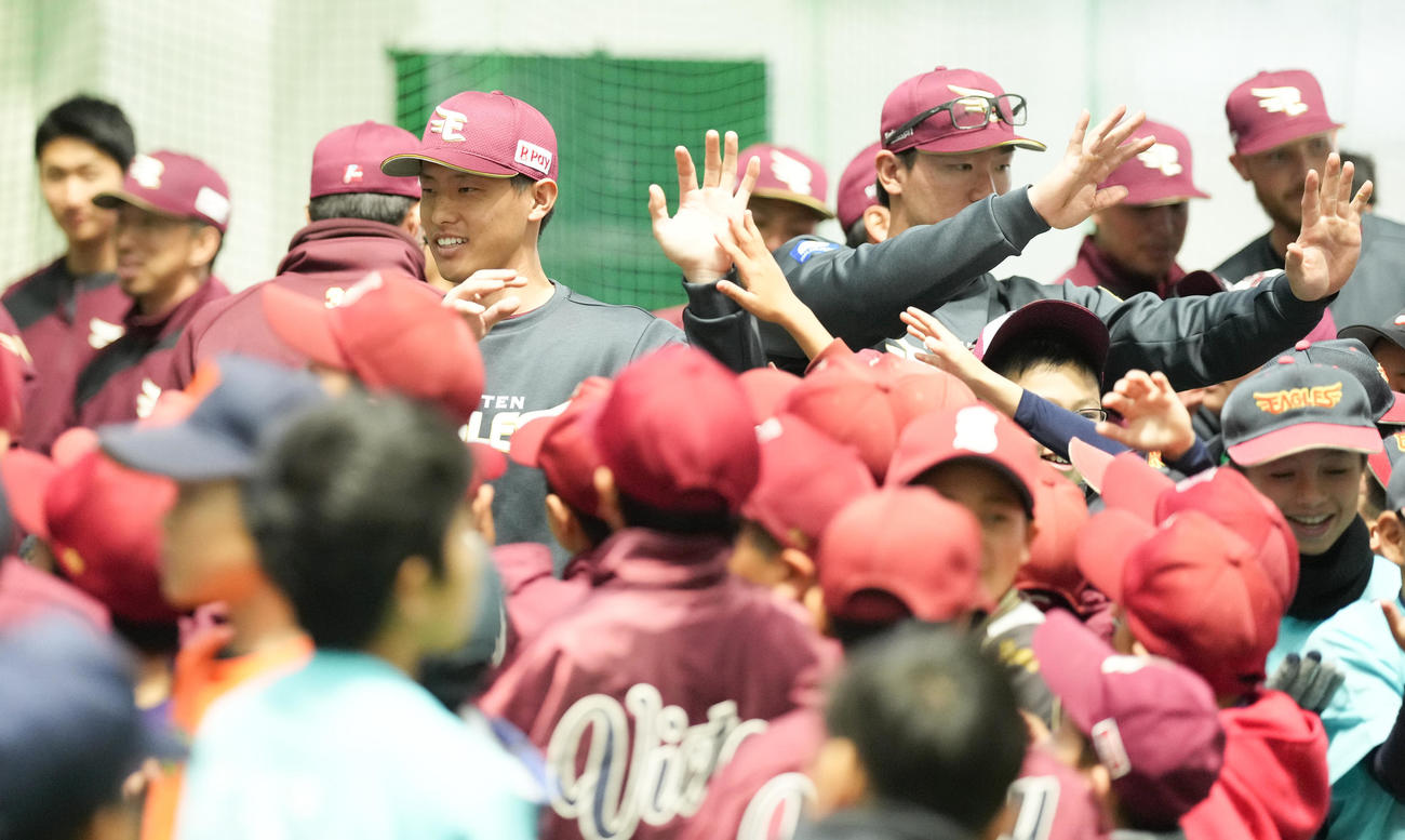 ふれあいイベントで子供たちとハイタッチする楽天辰己（左）（撮影・鈴木みどり）