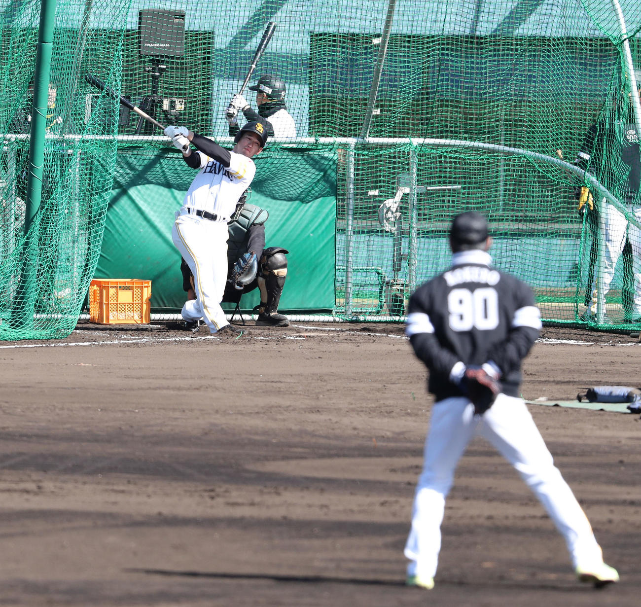 打撃練習をする栗原、手前は見守る小久保監督（撮影・梅根麻紀）