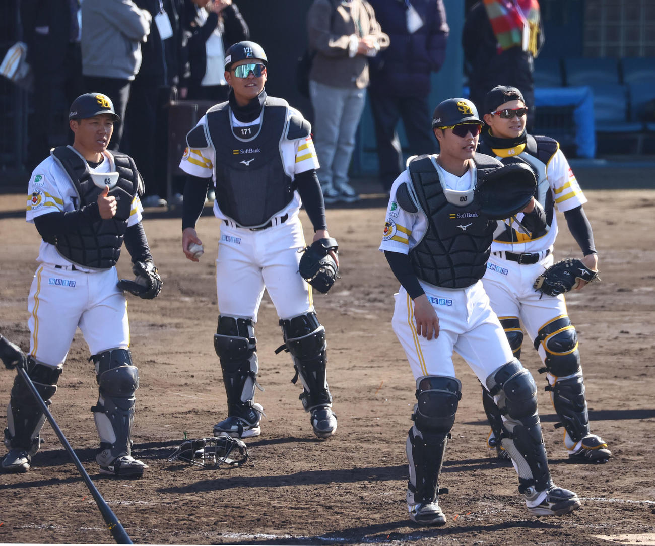 正捕手を狙う左から海野、盛島、渡辺、谷川原（撮影・梅根麻紀）