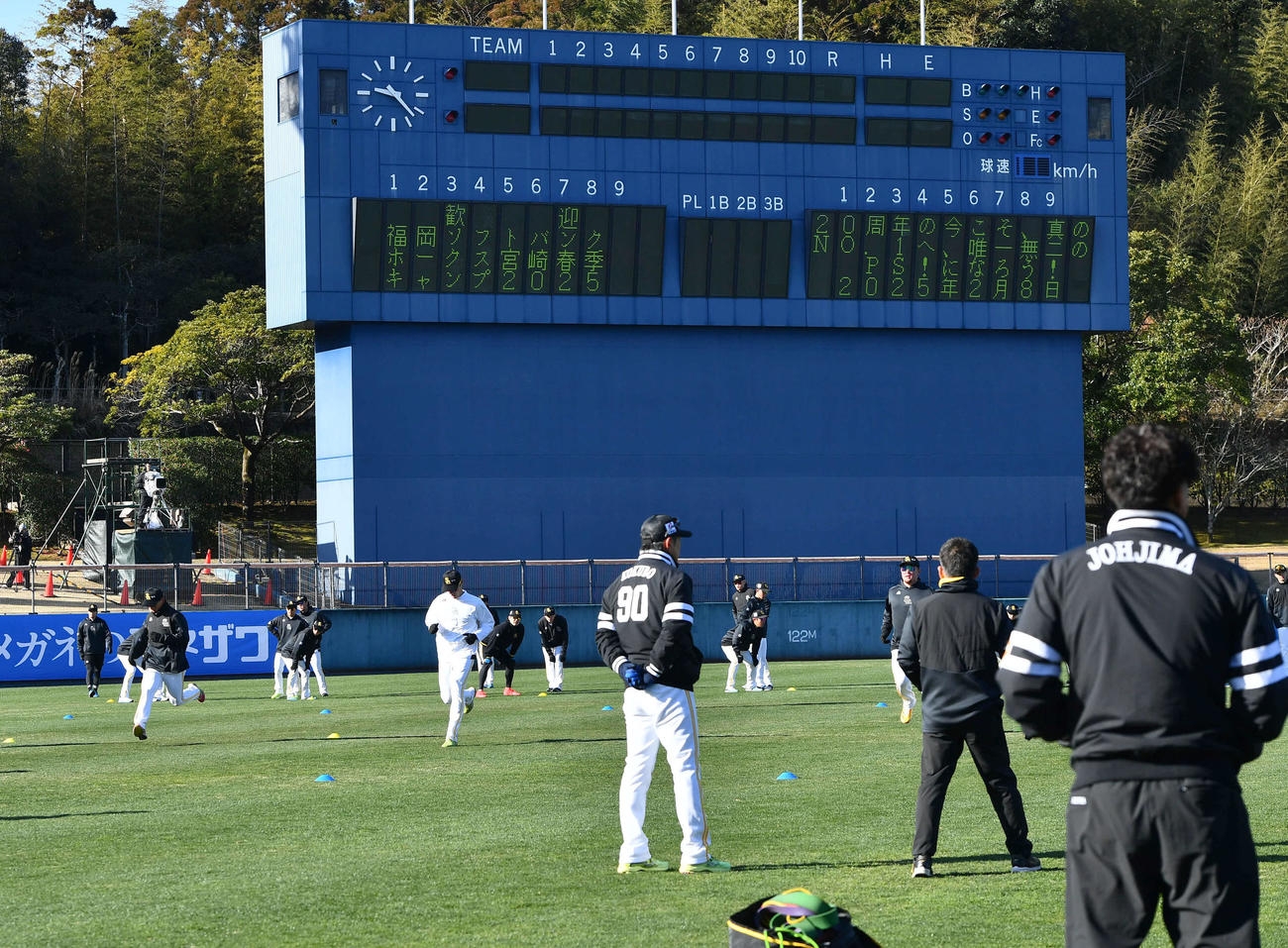 ウオーミングアップを行うナインを見つめるソフトバンク小久保監督（中央）（撮影・岩下翔太）