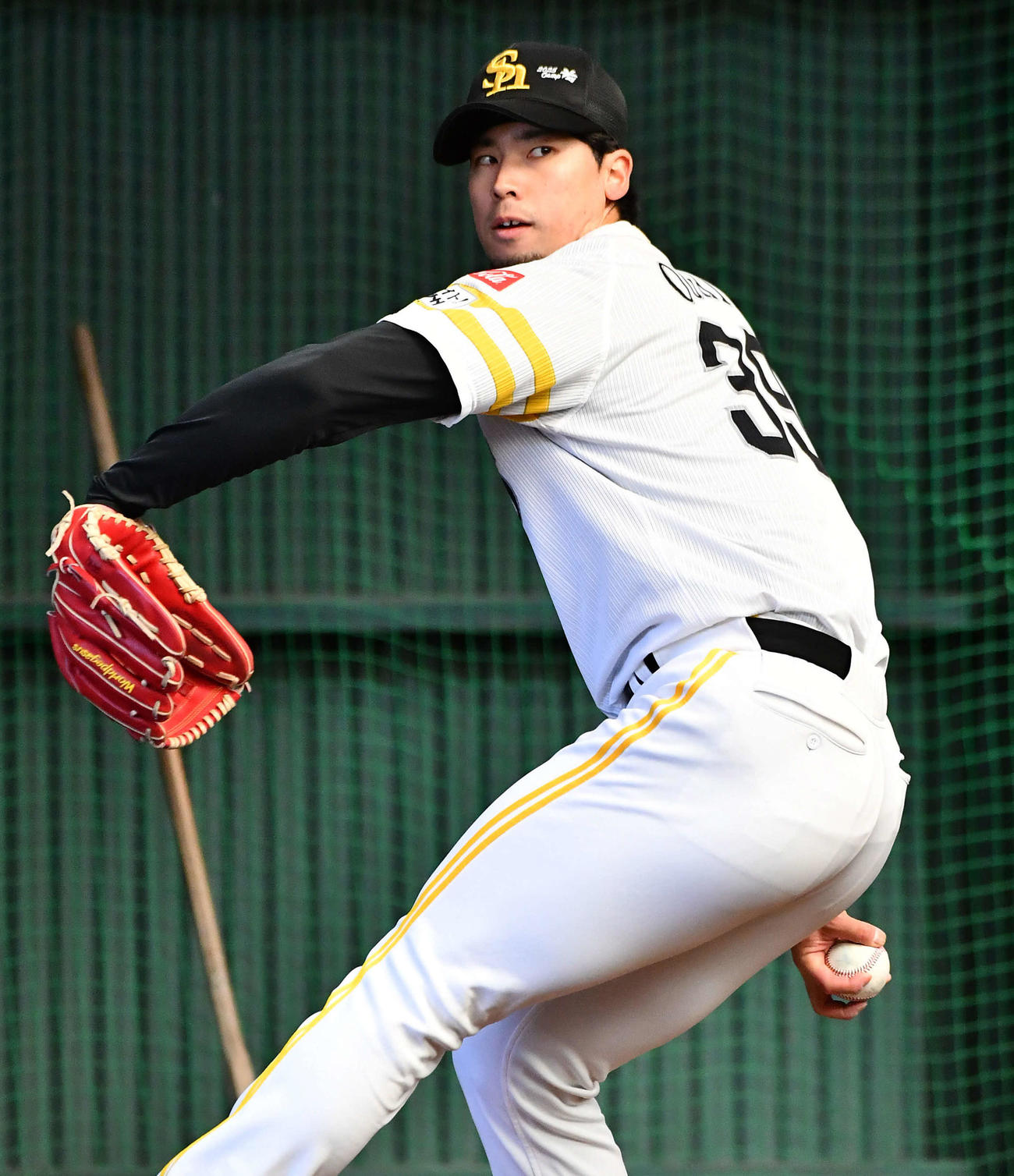 ブルペンで投げ込むソフトバンク尾形（撮影・岩下翔太）
