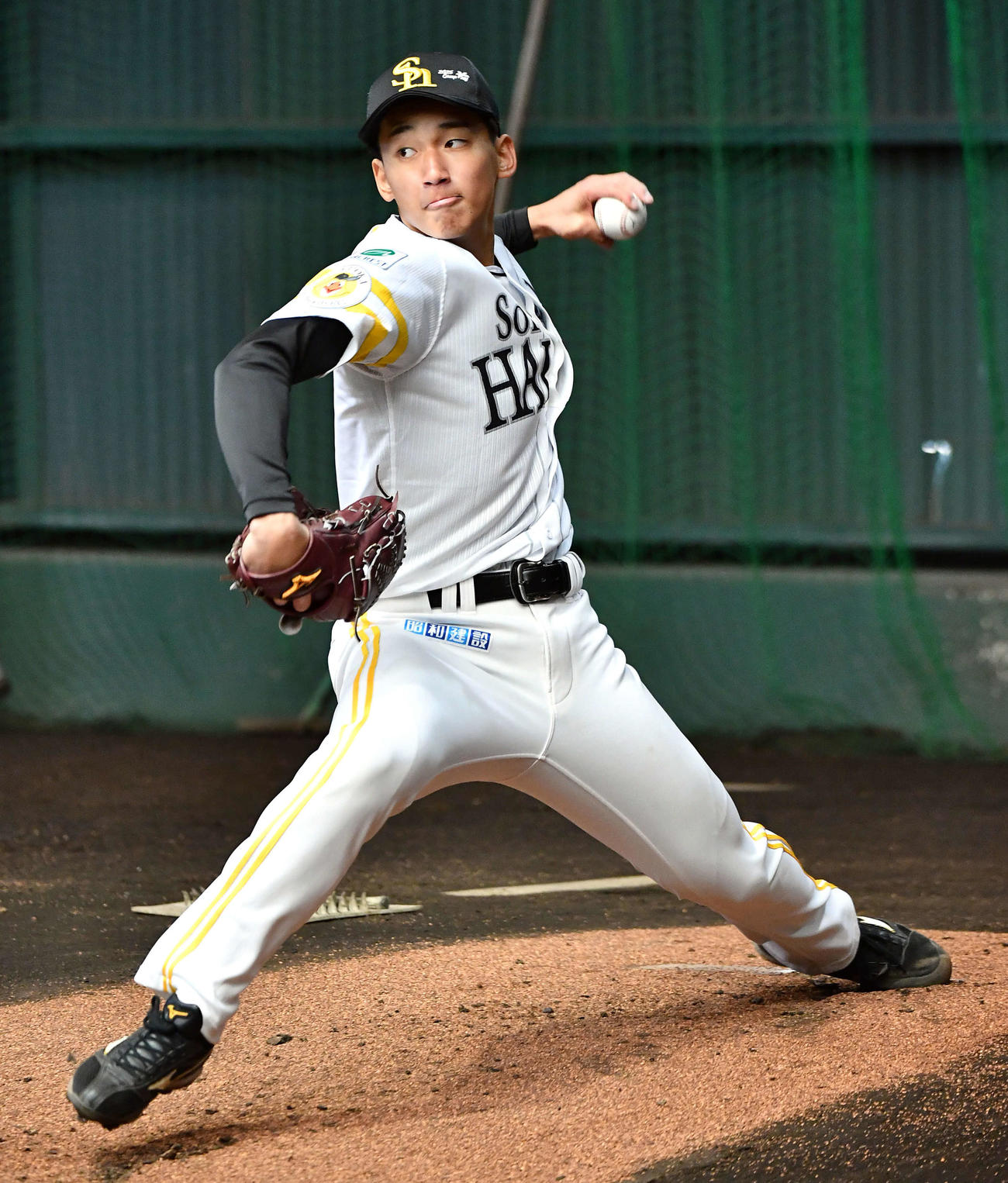 ブルペンで投げ込むソフトバンク前田悠（撮影・岩下翔太）