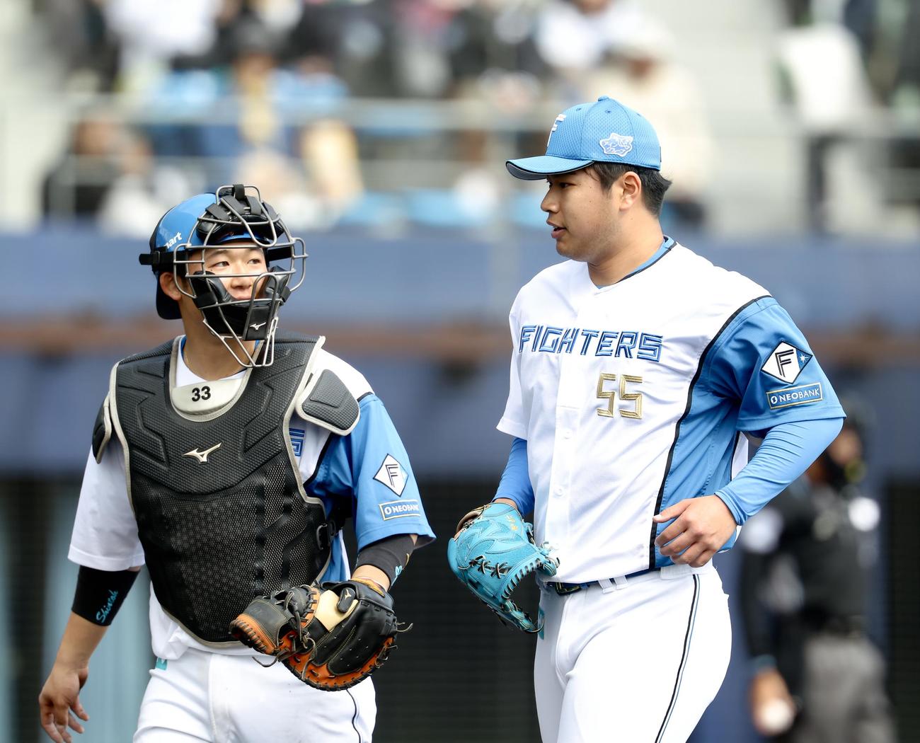 紅白戦　5回表を抑え、言葉を交わす日本ハム進藤（左）と松浦（撮影・河田真司）