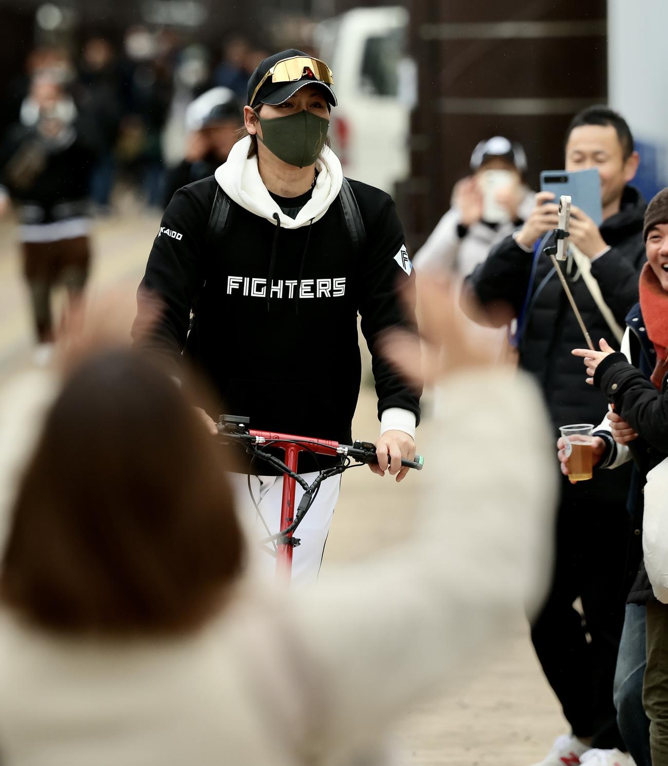 球場から引き揚げる日本ハム新庄監督（撮影・河田真司）