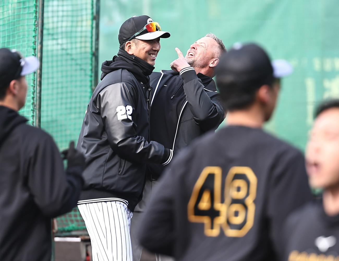 藤川球児監督（左）とじゃれ合うジェフ・ウィリアムス氏（撮影・上田博志）