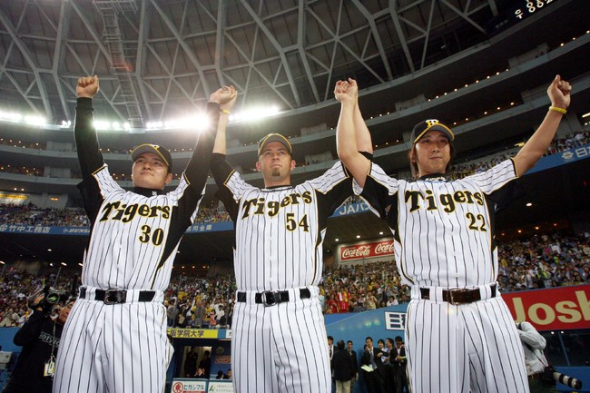 阪神対広島2回戦　初勝利でそろってお立ち台に上がった、阪神の（左から）久保田智之、ジェフ・ウィリアムス、藤川球児（2007年3月31日撮影・宮崎幸一）