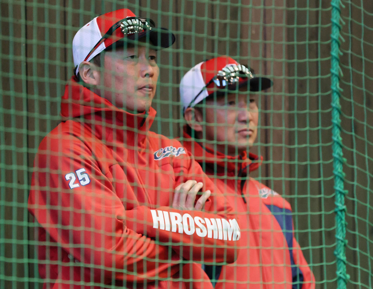 1軍のブルペンで投球した2軍の投手を見守った広島新井監督（左）と横山2軍投手コーチ（撮影・加藤孝規）