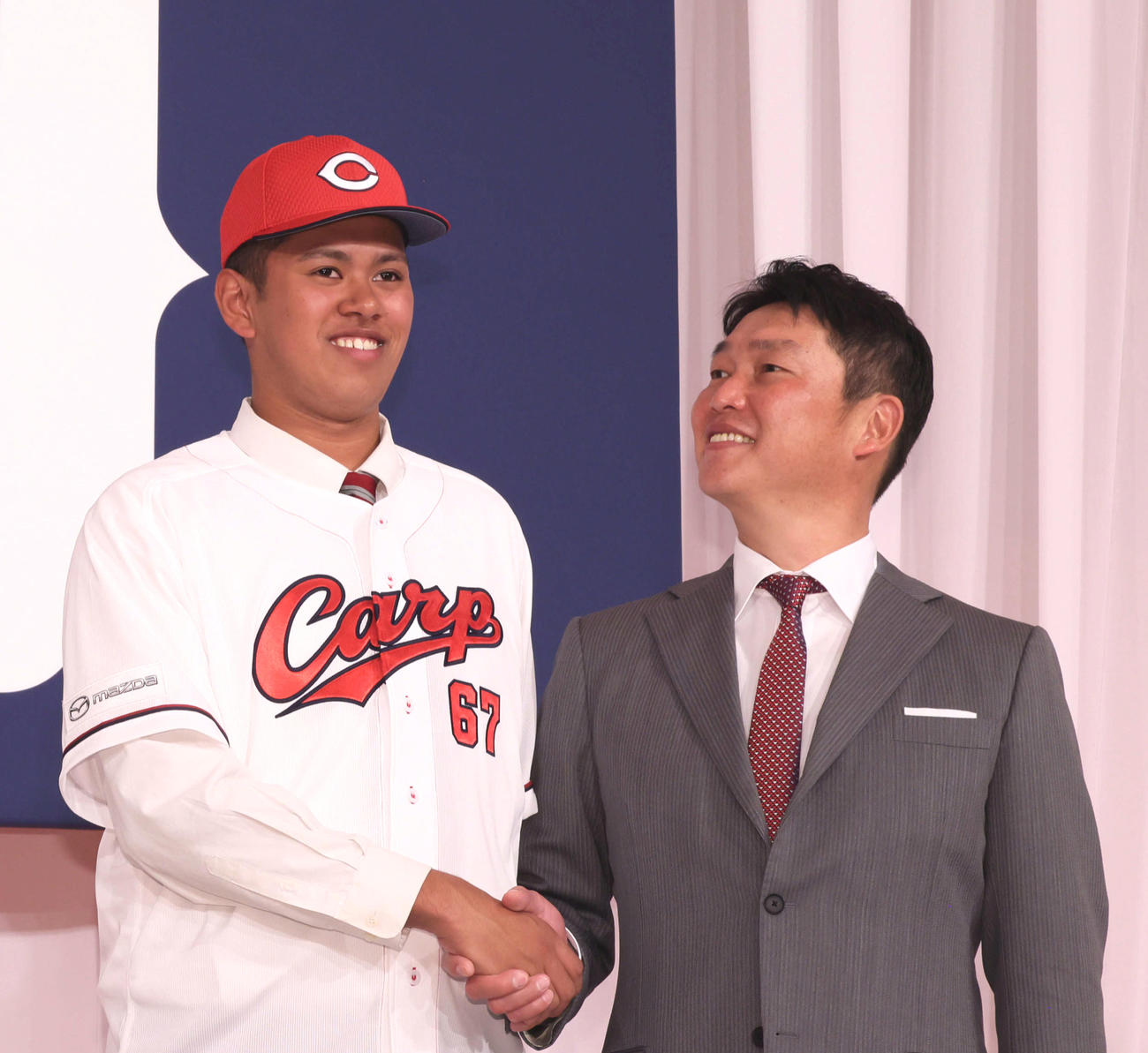 新入団選手会見で、身長2mのドラ5菊地ハルンを見上げる新井監督
