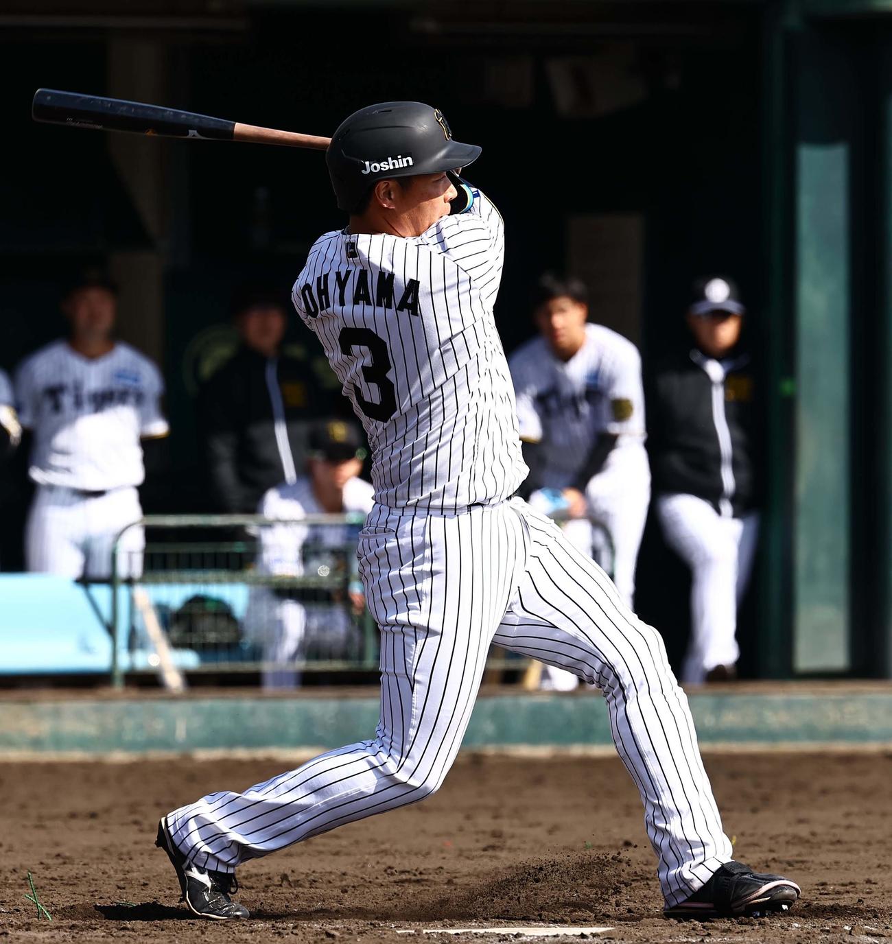紅白戦　4回裏白組無死、大山は左前打を放つ（撮影・上田博志）