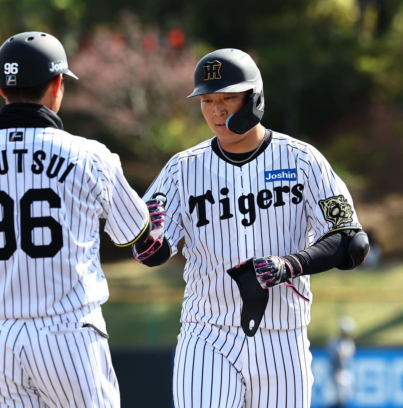紅白戦　4回裏白組無死、大山は左前打を放つ（撮影・上田博志）
