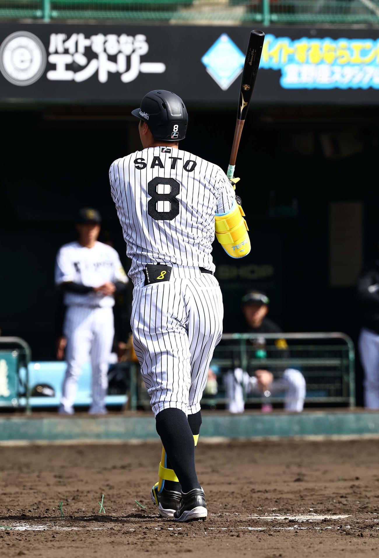 紅白戦　3回裏白組1死一、二塁、佐藤輝は三振に倒れる（撮影・上田博志）