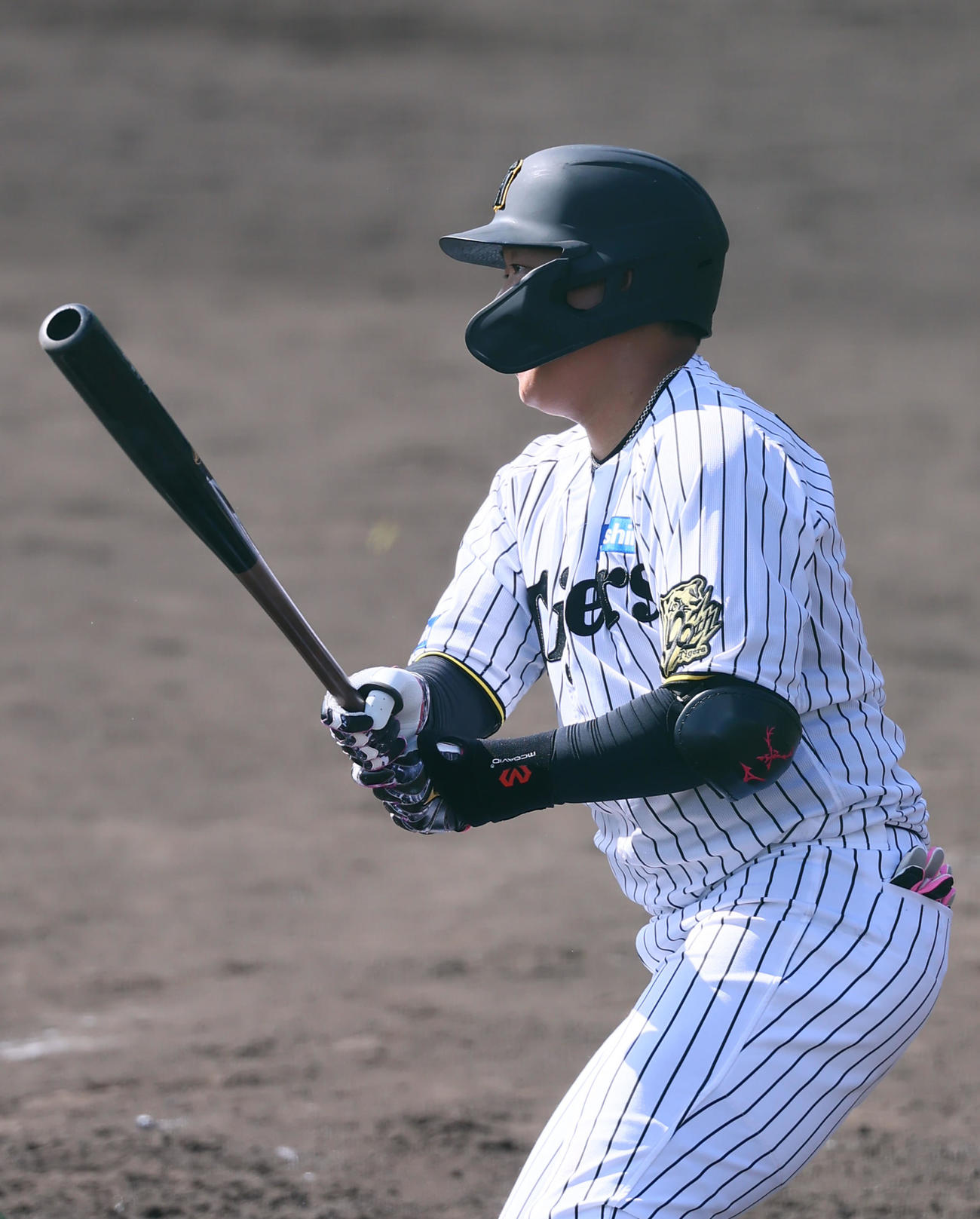 紅白戦　4回裏白組無死、大山は左前打を放つ（撮影・藤尾明華）