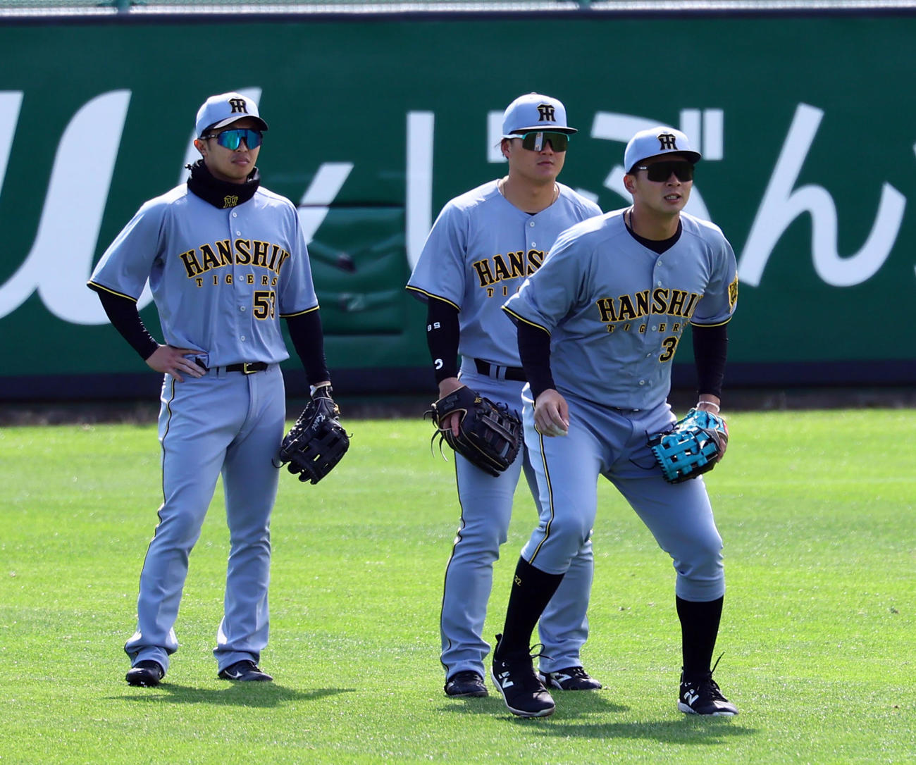 紅白戦前のシートノックで左翼守備につく左から島田、前川、井上（撮影・藤尾明華）