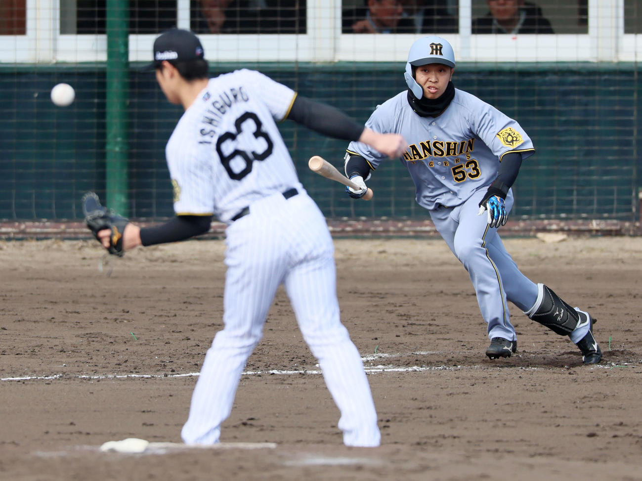 紅白戦　4回表紅組2死一塁、島田は中前打を放つ。投手石黒（撮影・加藤哉）